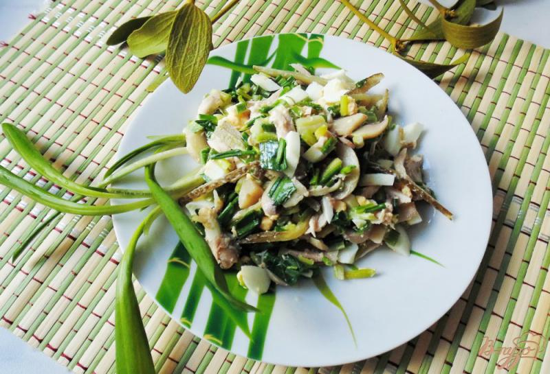 Фото приготовление рецепта: Салат с курицей,  маринованными  грибами и черемшой шаг №9