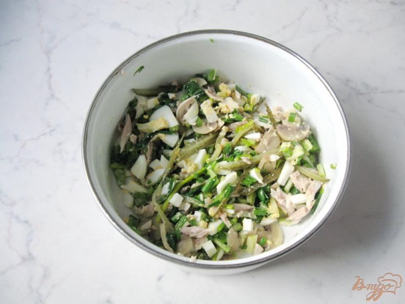 Фото приготовление рецепта: Салат с курицей,  маринованными  грибами и черемшой шаг №8