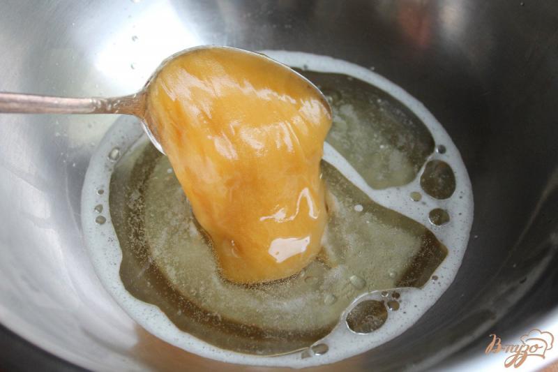 Фото приготовление рецепта: Пирог на рассоле с медом и малиной шаг №3
