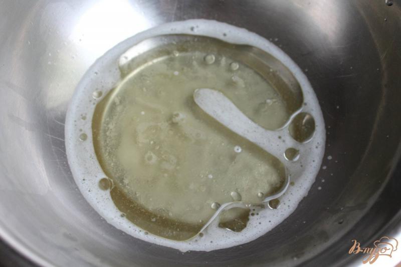 Фото приготовление рецепта: Пирог на рассоле с медом и малиной шаг №2