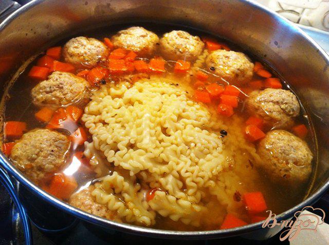 Фото приготовление рецепта: Суп с фрикадельками,шпинатом и макаронами шаг №6