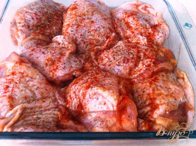 Фото приготовление рецепта: Запечённые куриные бедрышки в остром маринаде шаг №4