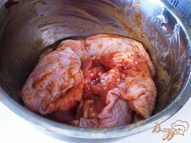 Фото приготовление рецепта: Запечённые куриные бедрышки в остром маринаде шаг №3