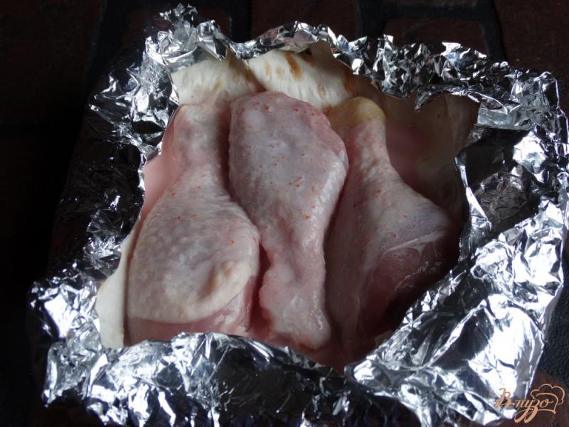 Фото приготовление рецепта: Куриные голени запеченные в лаваше шаг №5