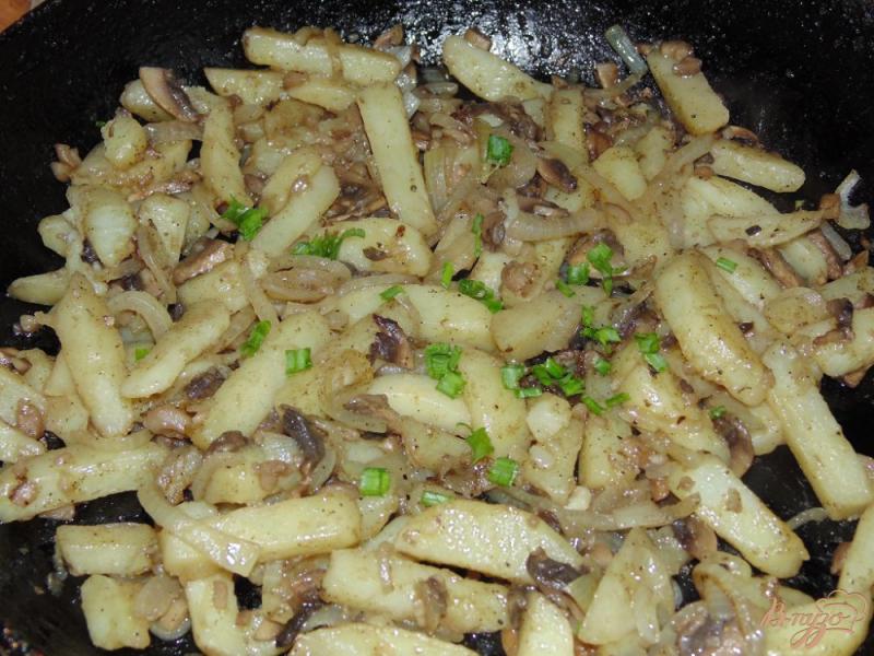 Фото приготовление рецепта: Жареный картофель с шампиньонами и луком шаг №5
