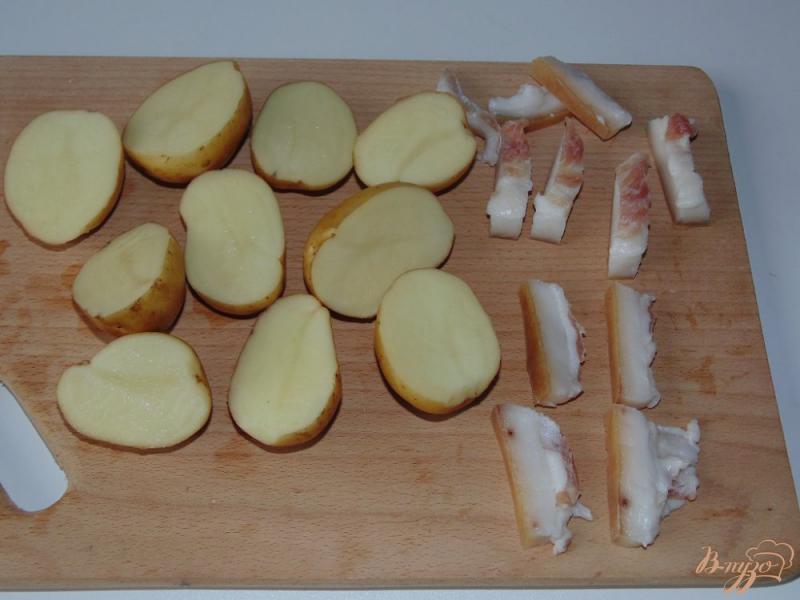 Фото приготовление рецепта: Картофель запеченный с салом в фольге шаг №1