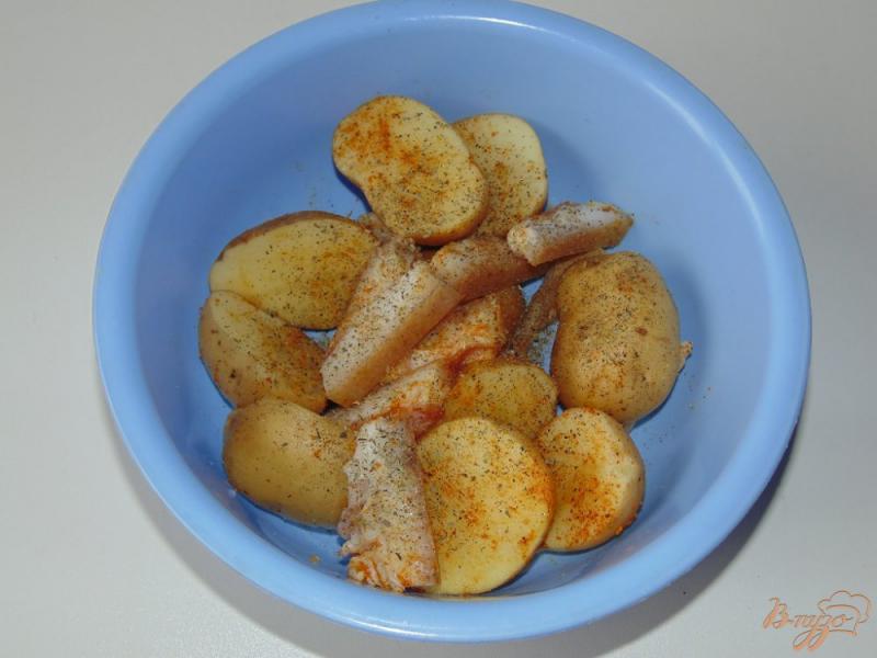 Фото приготовление рецепта: Картофель запеченный с салом в фольге шаг №2