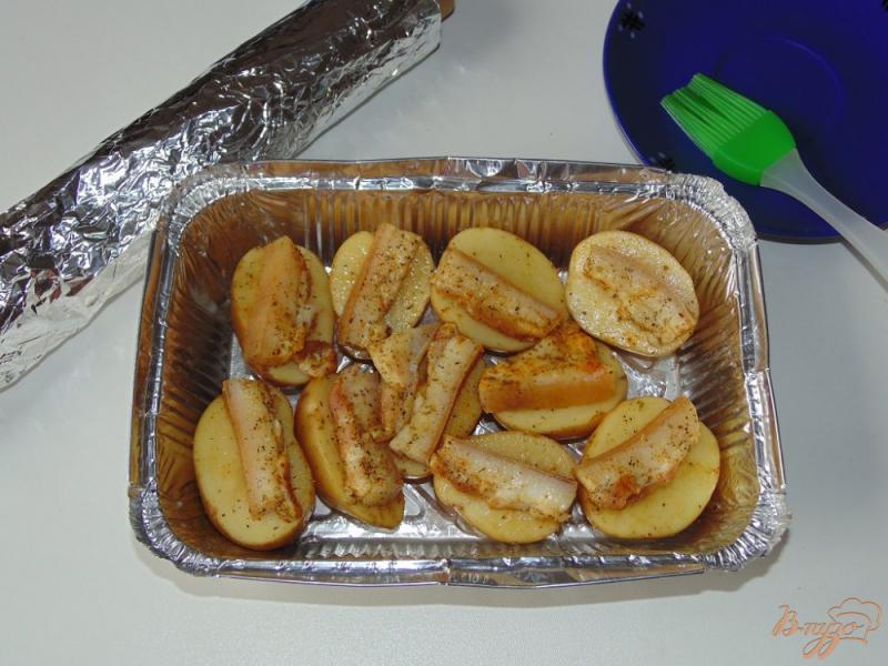 Фото приготовление рецепта: Картофель запеченный с салом в фольге шаг №3