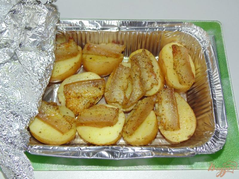 Фото приготовление рецепта: Картофель запеченный с салом в фольге шаг №4