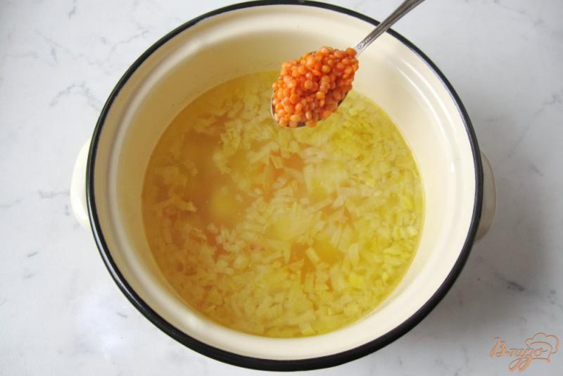 Фото приготовление рецепта: Суп с красной чечевицей и плавленым сыром шаг №6