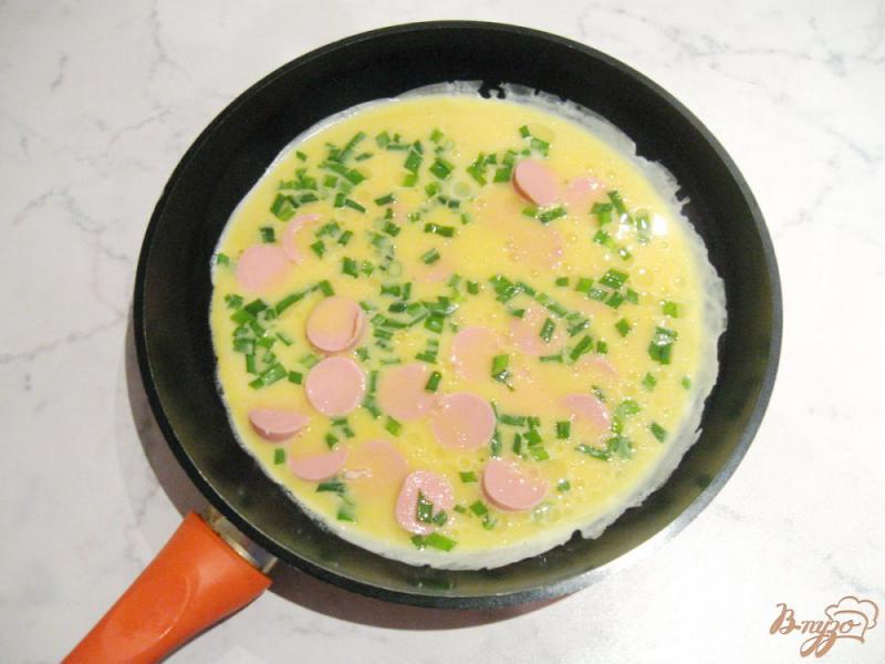 Фото приготовление рецепта: Омлет с сосисками и зеленым луком шаг №7