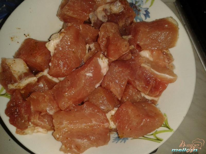 Фото приготовление рецепта: Свинина с яблоками в сливочно-сырном соусе шаг №1