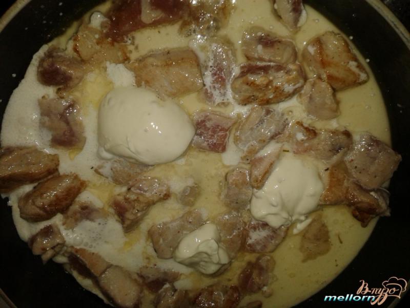 Фото приготовление рецепта: Свинина с яблоками в сливочно-сырном соусе шаг №4