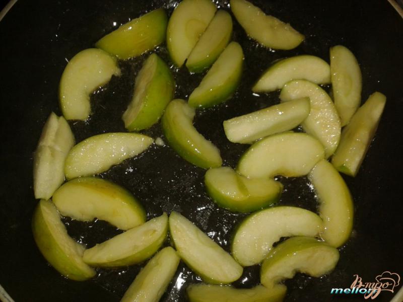 Фото приготовление рецепта: Свинина с яблоками в сливочно-сырном соусе шаг №2