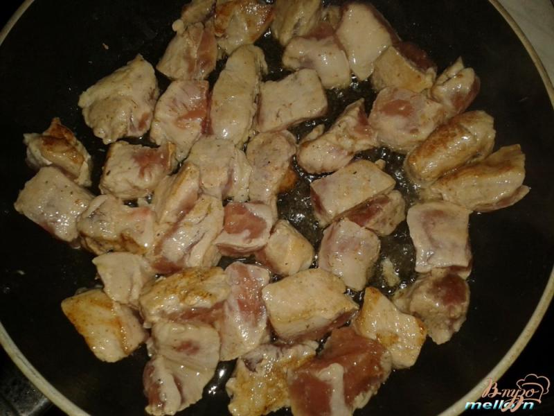 Фото приготовление рецепта: Свинина с яблоками в сливочно-сырном соусе шаг №3