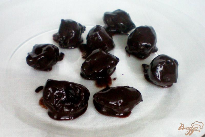 Фото приготовление рецепта: Чернослив с лесным орехом в шоколаде шаг №5