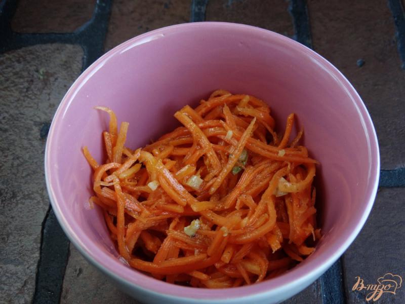 Фото приготовление рецепта: Салат с корейской морковкой, омлетом и крабовыми палочками шаг №3
