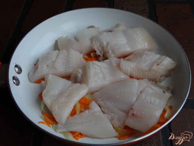 Фото приготовление рецепта: Рыба тушеная с овощами в сковороде шаг №4
