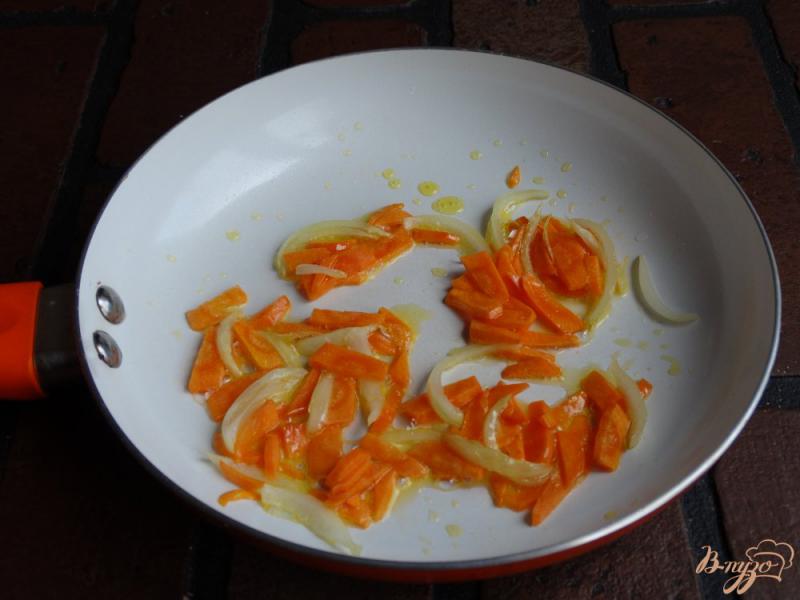 Фото приготовление рецепта: Рыба тушеная с овощами в сковороде шаг №2