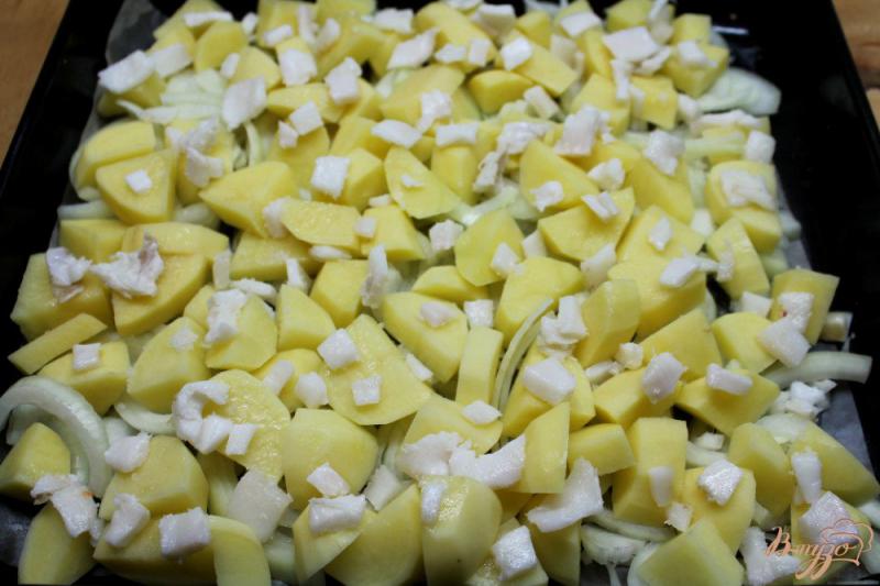 Фото приготовление рецепта: Картофель запеченный со шкварками,  кардамоном и паприкой шаг №4