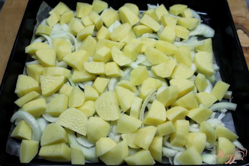 Фото приготовление рецепта: Картофель запеченный со шкварками,  кардамоном и паприкой шаг №2