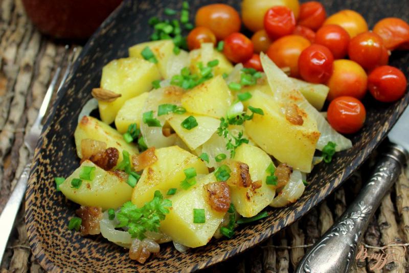 Фото приготовление рецепта: Картофель запеченный со шкварками,  кардамоном и паприкой шаг №6