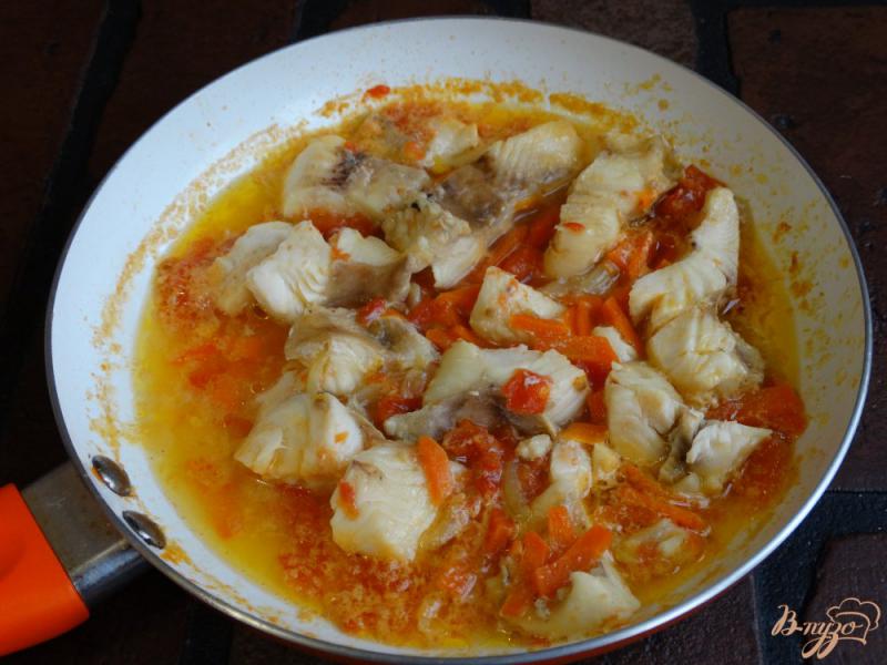 Фото приготовление рецепта: Рыба тушеная с овощами в сковороде шаг №6