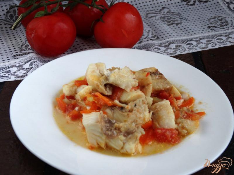 Фото приготовление рецепта: Рыба тушеная с овощами в сковороде шаг №7