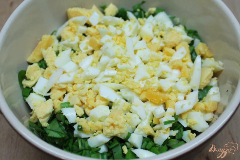 Фото приготовление рецепта: Салат с черемшой, яблоком и яйцом шаг №3