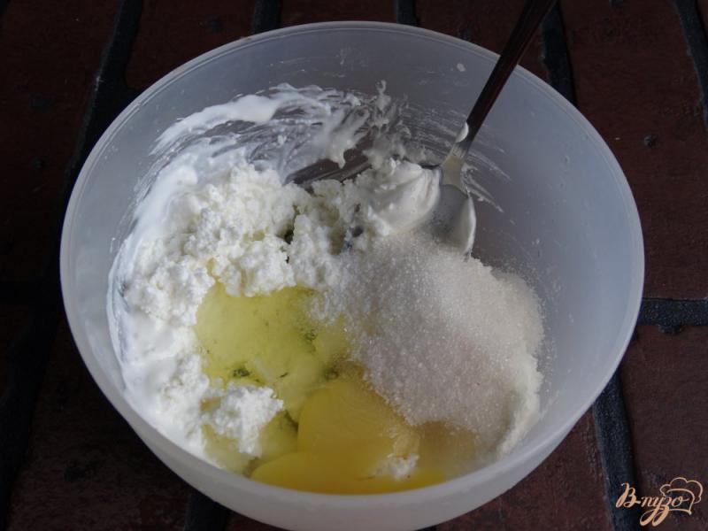 Фото приготовление рецепта: Яблочные сырники в духовке шаг №2