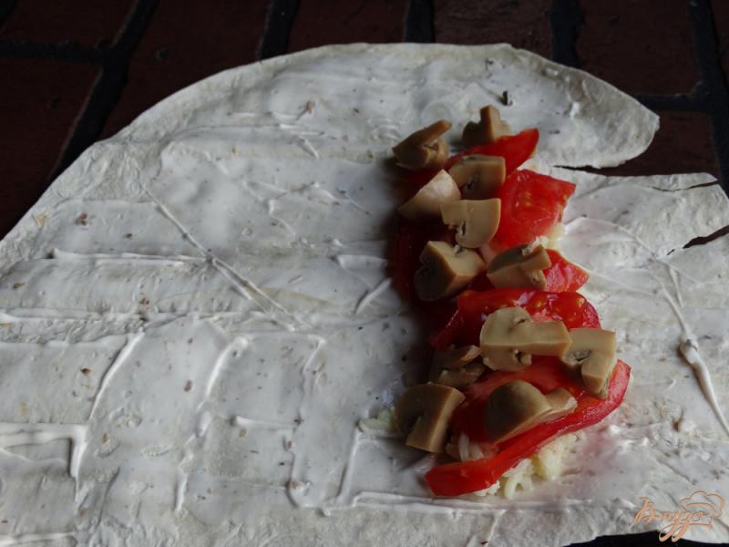 Фото приготовление рецепта: Шаурма вегетарианская с рисом и грибами шаг №4