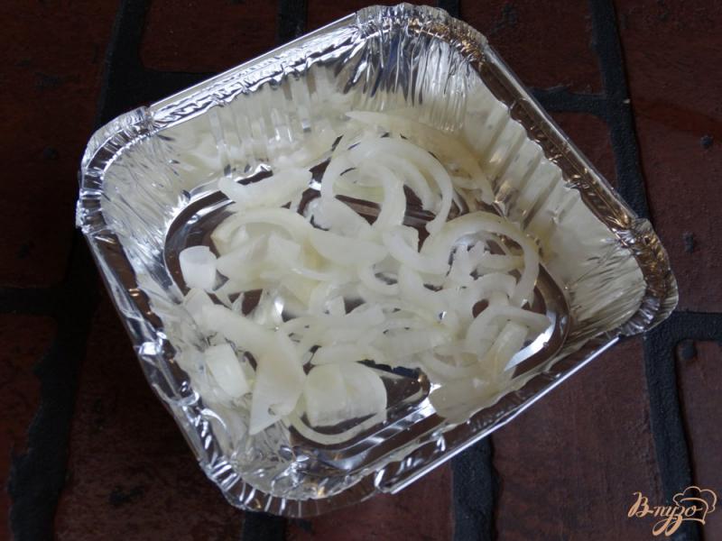 Фото приготовление рецепта: Куриные бедра запеченные с черносливом шаг №4
