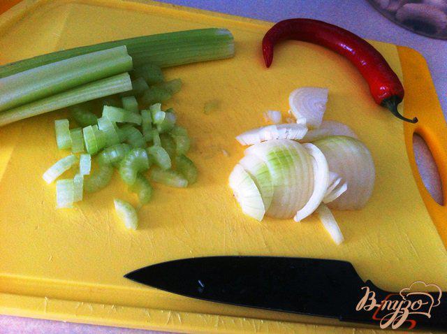 Фото приготовление рецепта: Бигос со свиными ребрышками и черносливом шаг №2