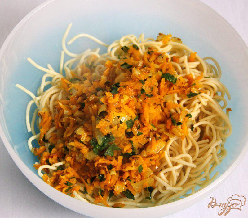 Фото приготовление рецепта: Спагетти-маффины с тыквой шаг №4