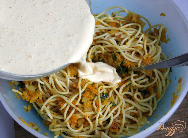 Фото приготовление рецепта: Спагетти-маффины с тыквой шаг №7