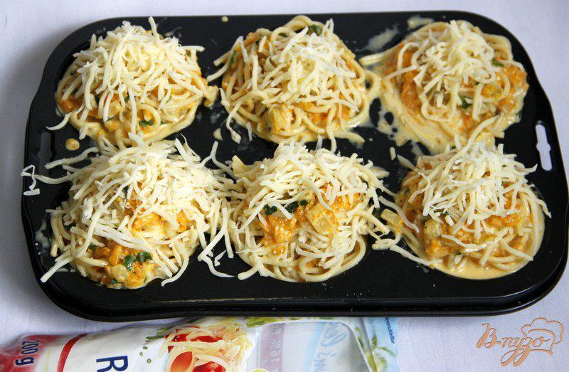 Фото приготовление рецепта: Спагетти-маффины с тыквой шаг №9
