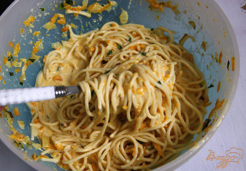 Фото приготовление рецепта: Спагетти-маффины с тыквой шаг №8