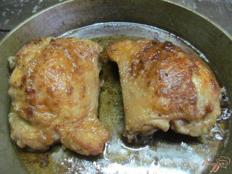 Фото приготовление рецепта: Куриные бедра с хрустящей корочкой шаг №5
