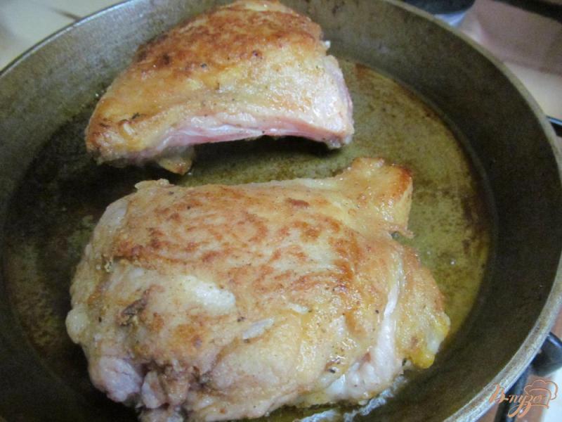 Фото приготовление рецепта: Куриные бедра с хрустящей корочкой шаг №4
