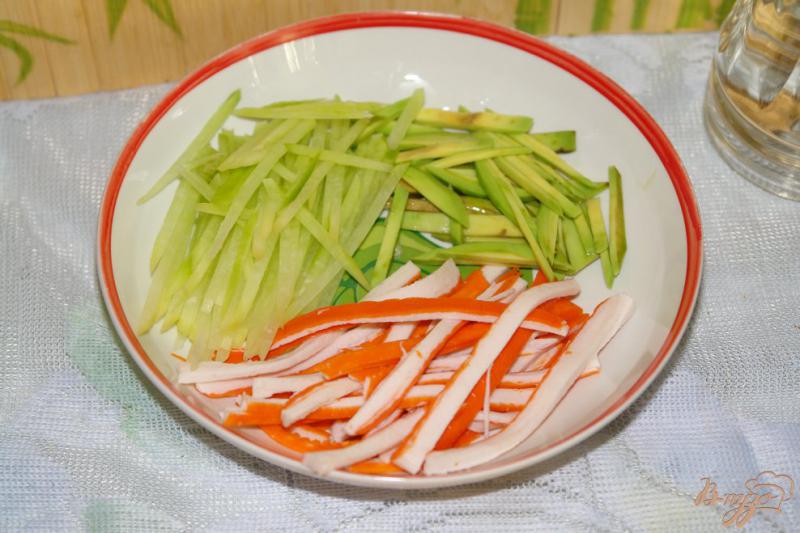Фото приготовление рецепта: Салат из крабовых палочек с зеленой редькой шаг №3