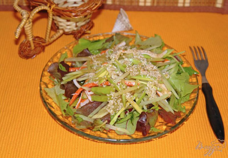Фото приготовление рецепта: Салат из крабовых палочек с зеленой редькой шаг №6