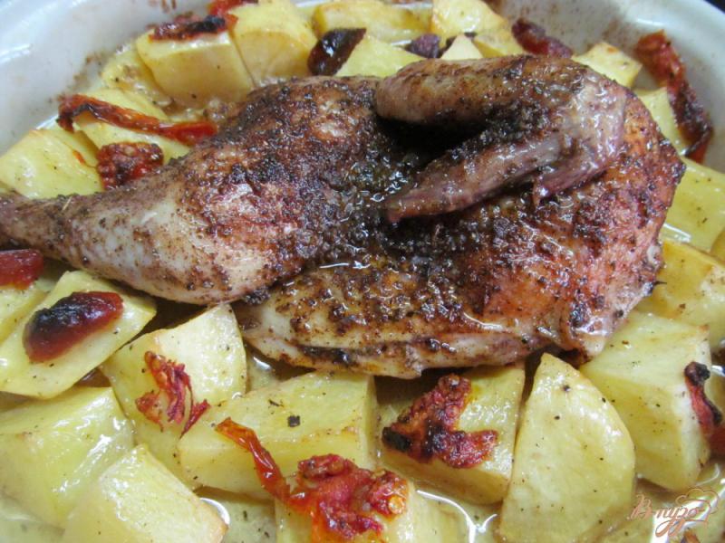 Фото приготовление рецепта: Курица запеченная в специях с картофелем и курагой шаг №5