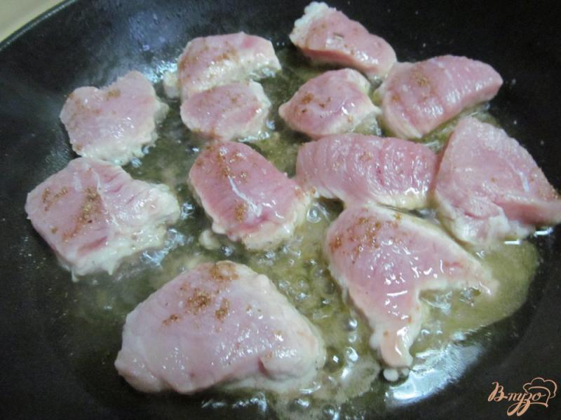 Фото приготовление рецепта: Свинина с белой фасолью и перцем шаг №3