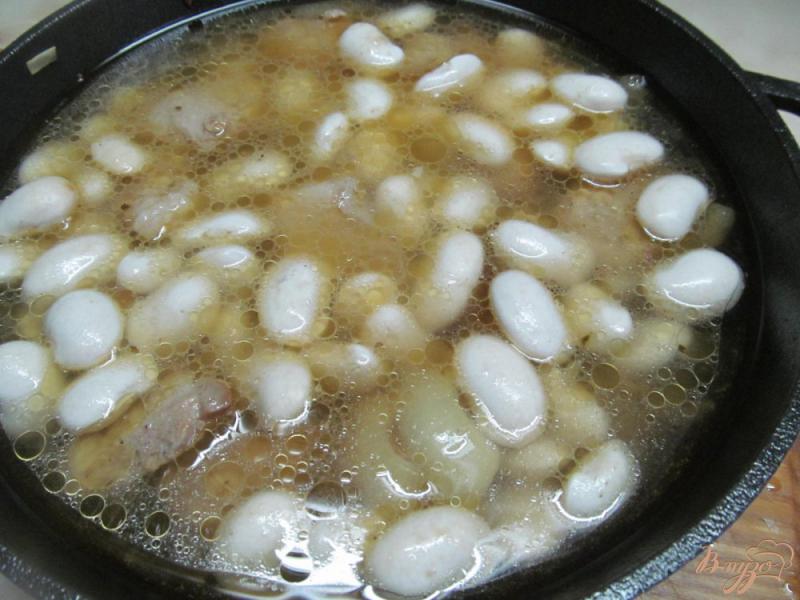 Фото приготовление рецепта: Свинина с белой фасолью и перцем шаг №7