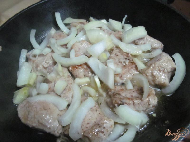 Фото приготовление рецепта: Свинина с белой фасолью и перцем шаг №4