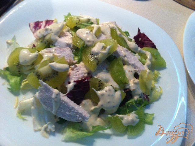 Фото приготовление рецепта: Овощной салат с куриным филе и киви шаг №8