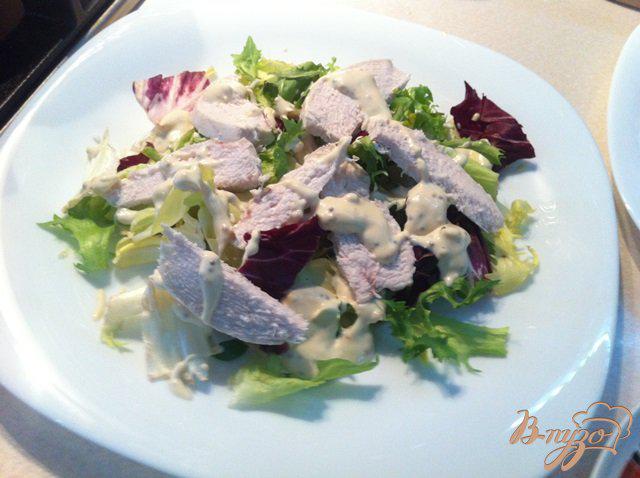 Фото приготовление рецепта: Овощной салат с куриным филе и киви шаг №7
