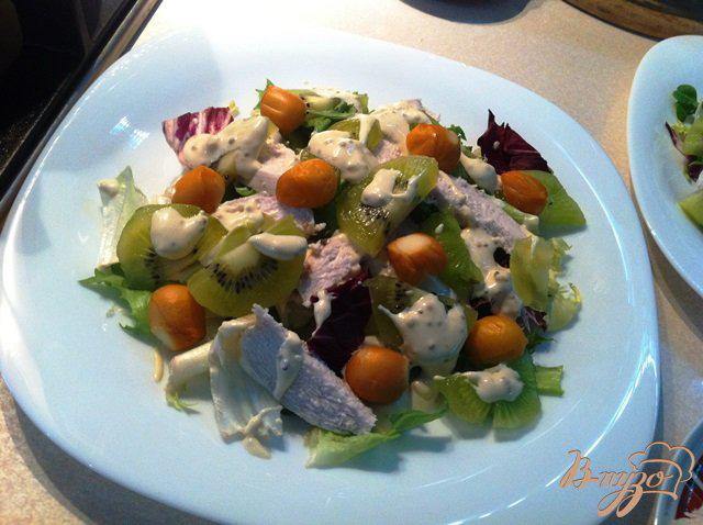 Фото приготовление рецепта: Овощной салат с куриным филе и киви шаг №9