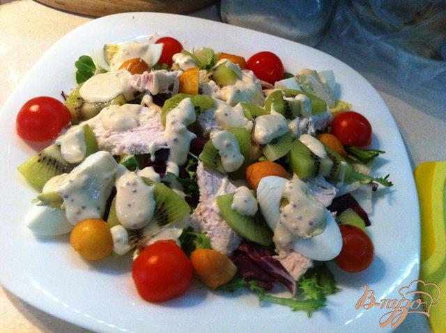 Фото приготовление рецепта: Овощной салат с куриным филе и киви шаг №10