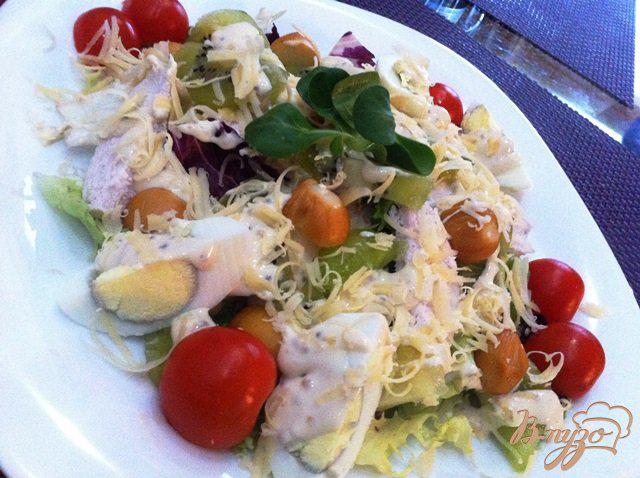 Фото приготовление рецепта: Овощной салат с куриным филе и киви шаг №11